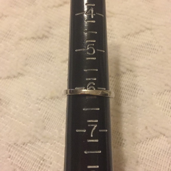 Preowned Adorable Green Stone Silver Ring - Picture 3 of 8